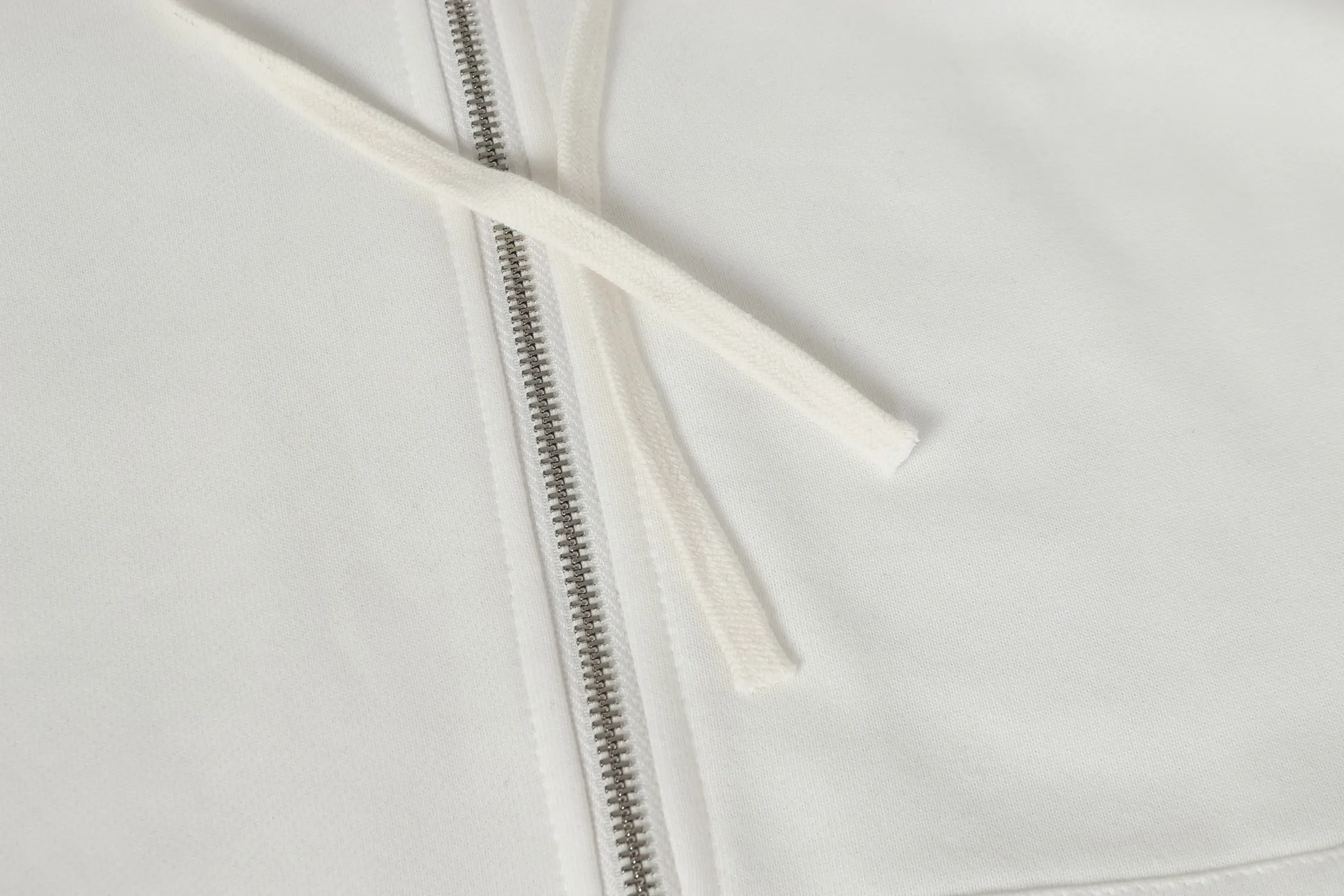 P240 Cross-border model, please do not place an order if you are pursuing quality -Chrome Hearts/Chrome Hearts 25ss Hong Kong Limited Scroll Horseshoe Print Zipper Sweater Cardigan Jacket -High weight, high density and high quality. The wool is soft, delicate and skin-friendly. It feels soft and silky. It has excellent warmth and skin-friendly properties. -Size: S M L XL